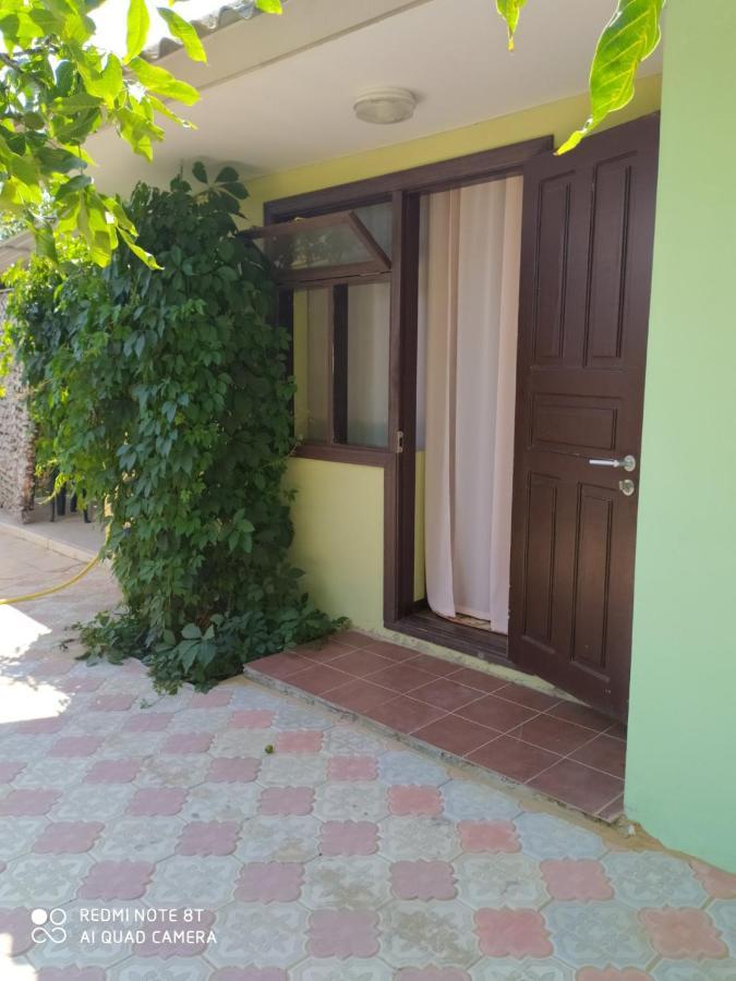 Small Guest House Lazurne Bagian luar foto